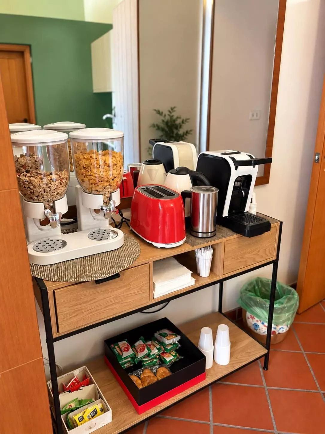 Angolo caffè con macchina espresso e bollitore