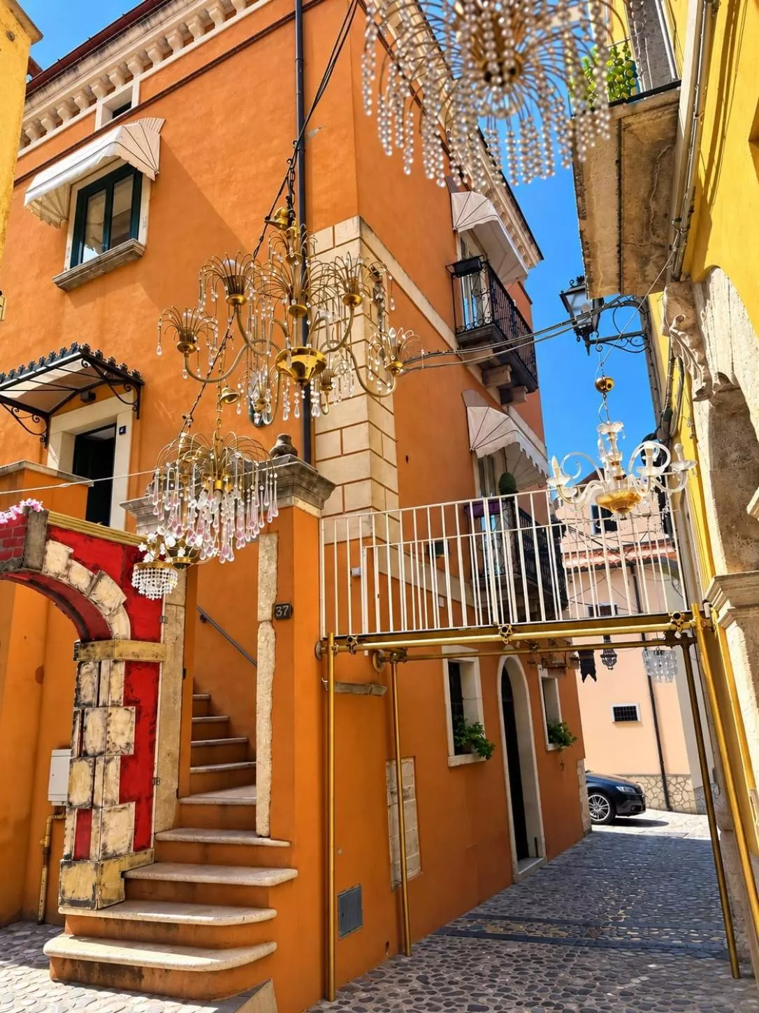 La facciata e le scalinate di Caterina House nel centro storico di San Lucido