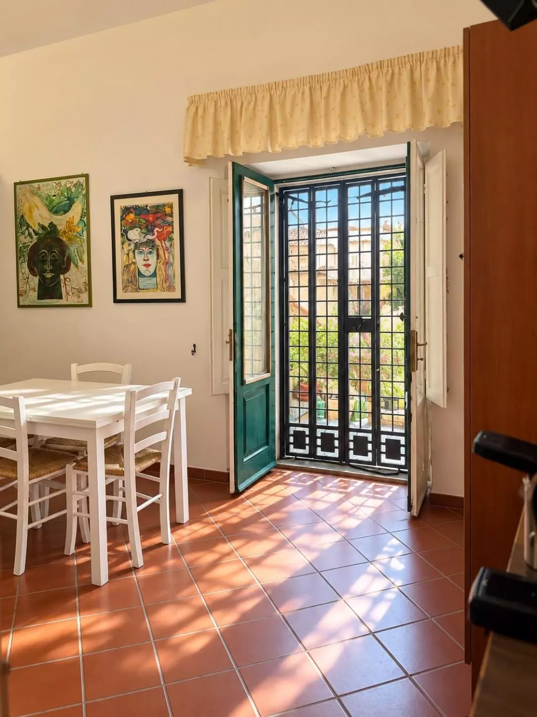 Zona pranzo luminosa con portafinestra